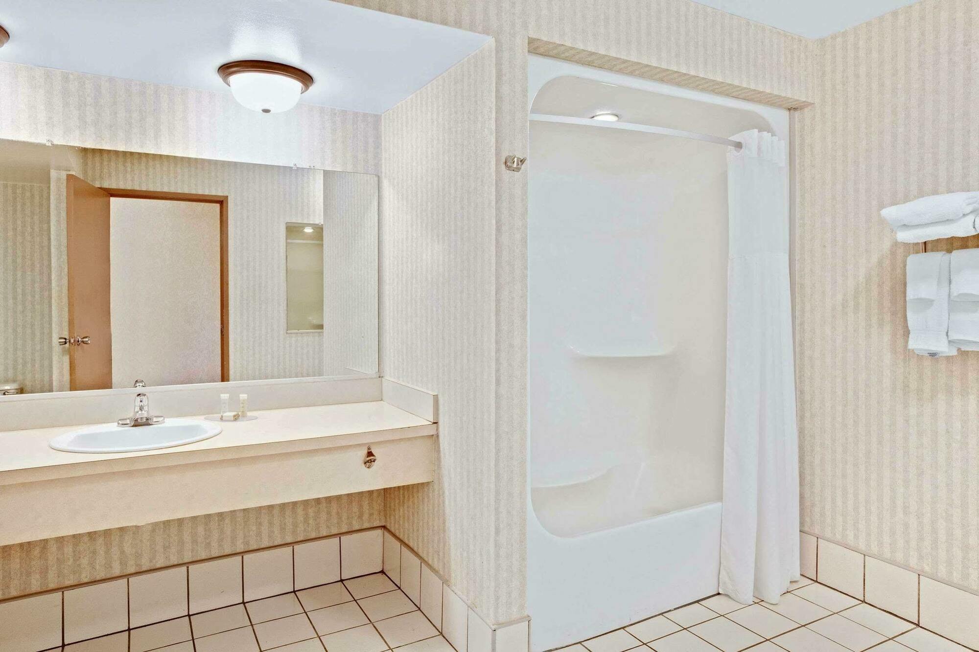 Howard Johnson By Wyndham Blackwood Near Philadelphia Exterior photo